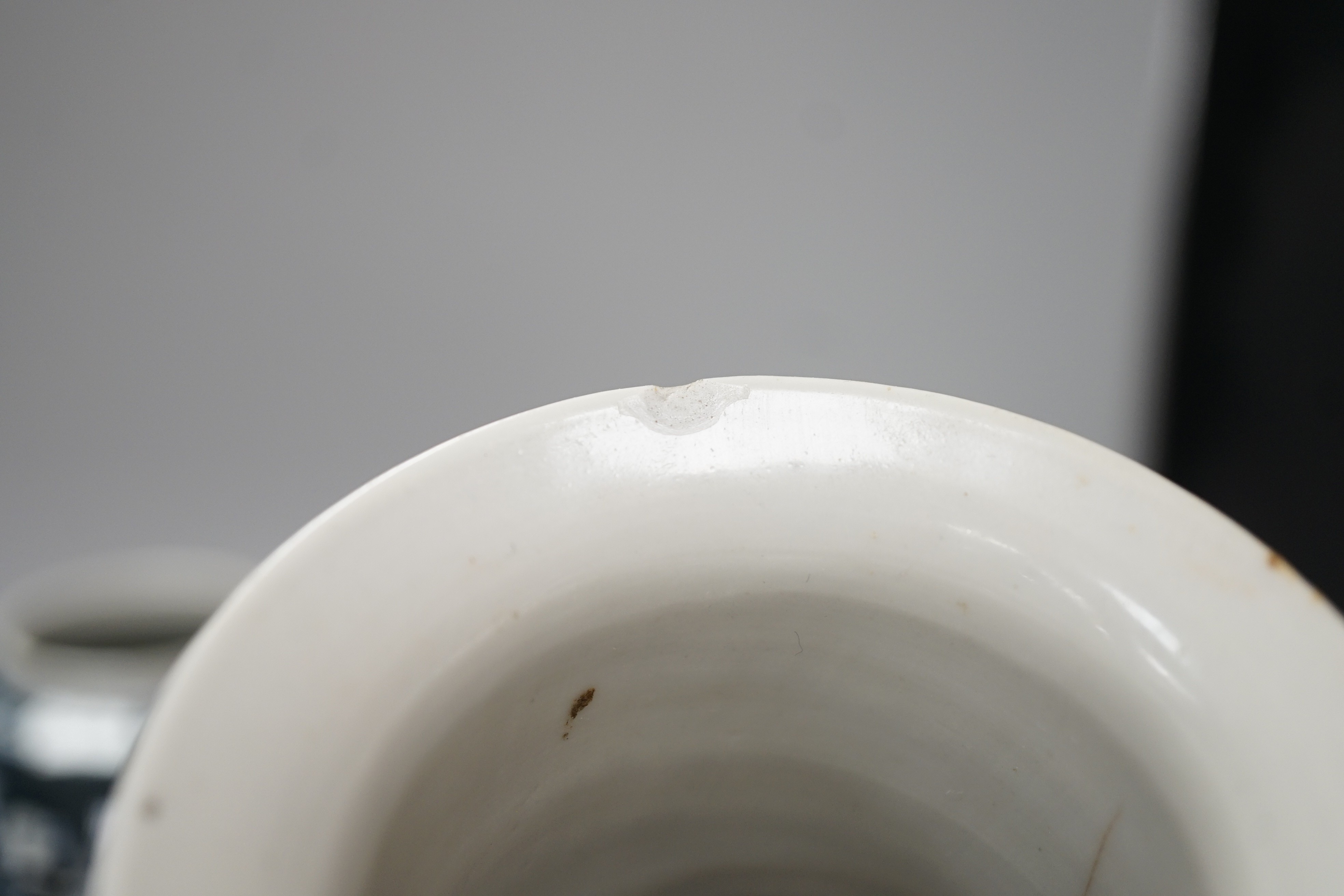 A Chinese blue and white Prunus vase and a jar, late 19th/early 20th century, tallest 19cm